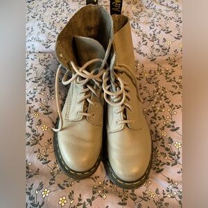 Dr Marten Pascal 1460 in excellent used condition, size 8. Grey color.